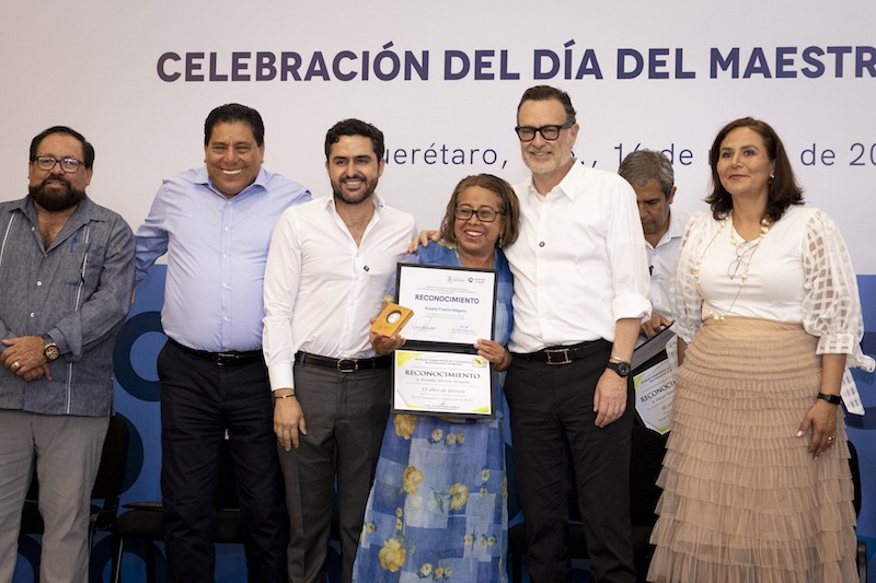 Gobernador Mauricio Kuri reconoce a docentes queretanos y refrenda su apuesta por la escuela publica